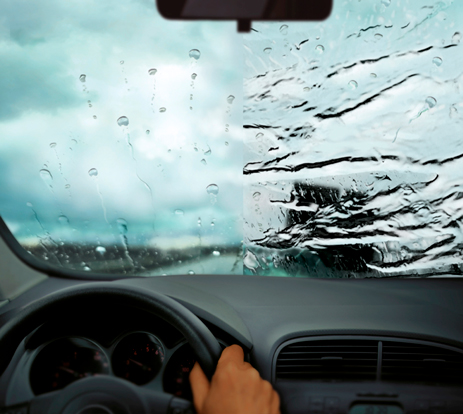 Parabrisas con tratamiento antilluvia - Carglass: persona conduciendo con lluvia