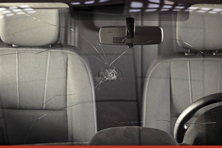 Estos puntos negros en el parabrisas de tu coche tienen una función y nadie  lo sabe