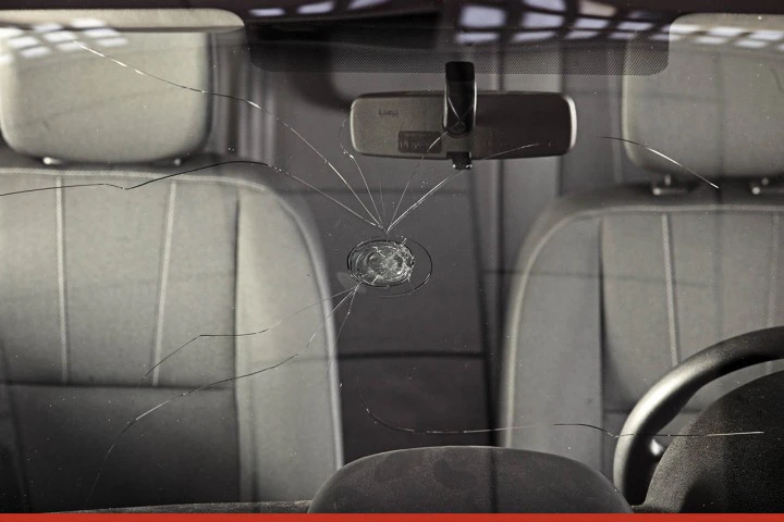 Rigidez estructural del coche: técnicos reparando un vehículo