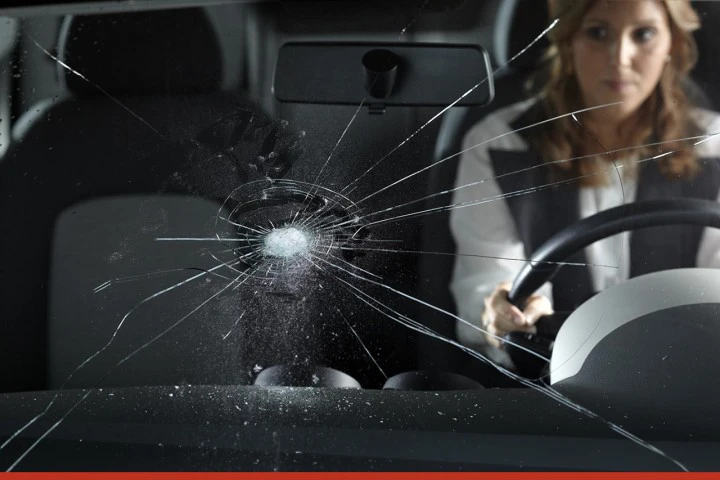 Parabrisas y Rigidez estructural del coche: técnicos reparando un vehículo