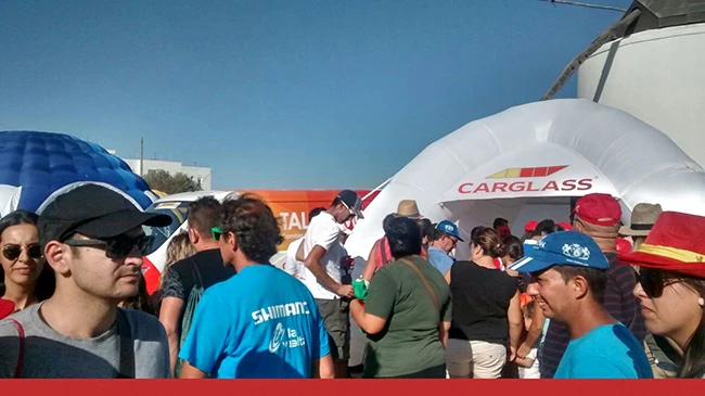 Carglass y bicicletas sin frontera: evento de cargllas con una carpa