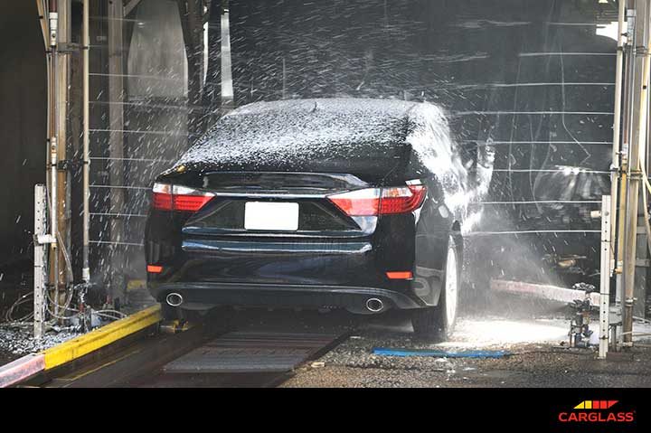el Coche en un Lavado Automático |
