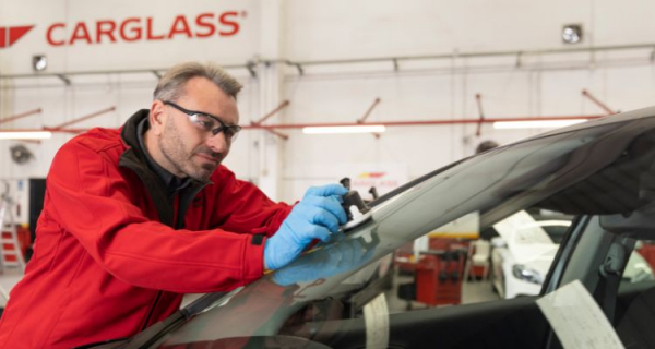 El precio de reparar un picotazo en la luna del coche