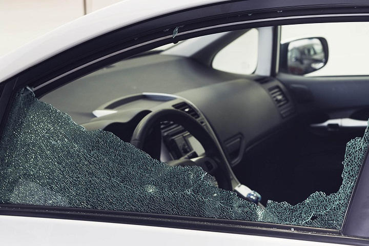 circulación solidaridad Poner a prueba o probar Cristal lateral roto: ¡No te quedes sin coche con el servicio Plexi! |  Carglass®