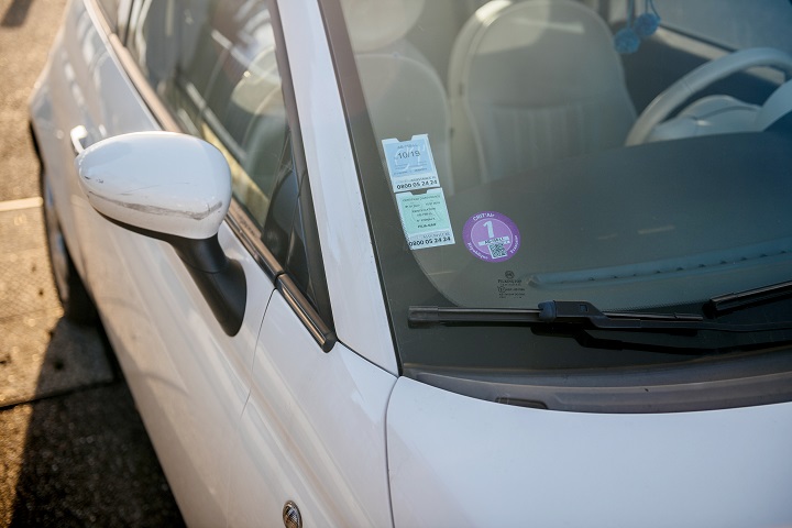 Inferior Paisaje Mes Pegatinas en las lunas del coche, ¿dónde ponerlas y cómo quitarlas? |  Carglass®