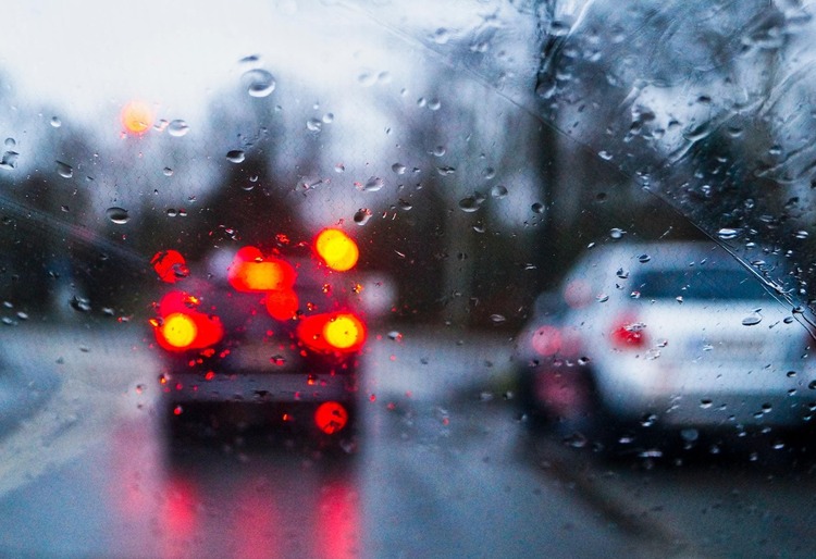 Consejos para mejorar la visibilidad al conducir con lluvia