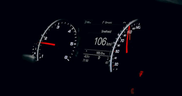 El control de crucero del coche.