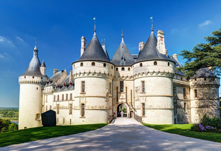 Ruta por los castillos de Loira en coche: castillo de loira con sus torres y un cielo despejado y azul