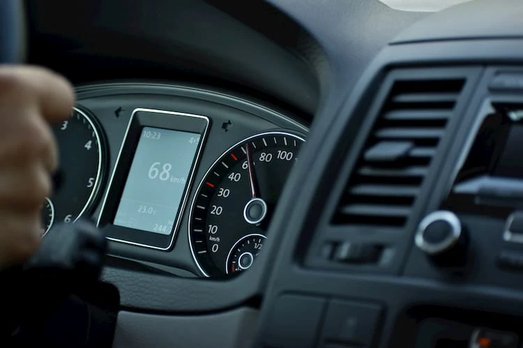 Aire acondicionado del coche: ¿por qué sale calor?