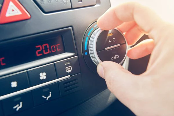 Temperatura adecuada del coche: persona dando el aire acondicionado del vehículo