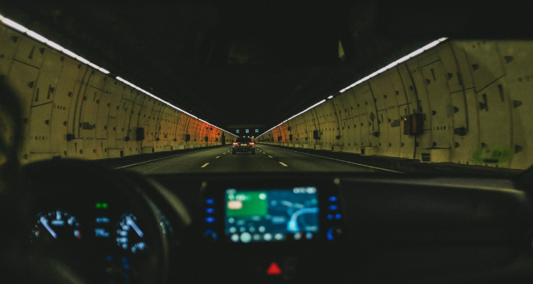 ¿Puedo encender la luz interior del coche sin multa?