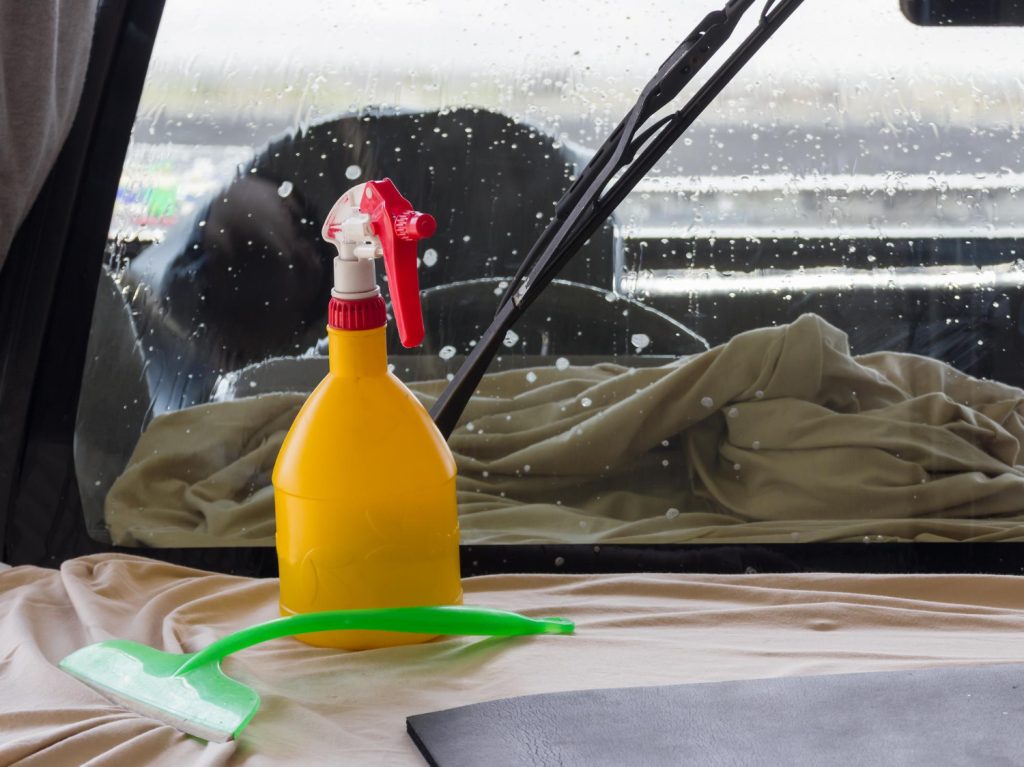 Liquido parabrisas para cristales de coche en verano