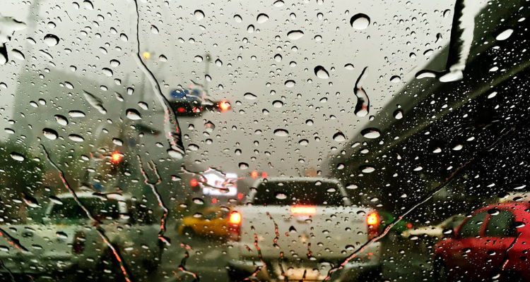 lluvia-en-el-parabrisas