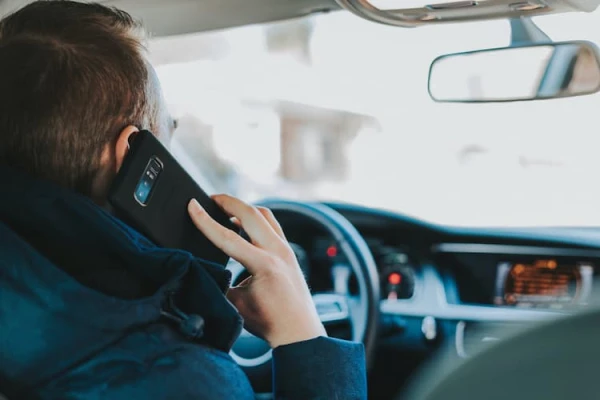 No se puede usar ni teléfono ni auriculares al volante.