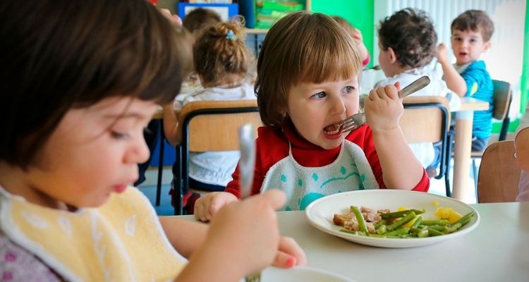 niños comiendo en un comedor acciones rsc de carglass
