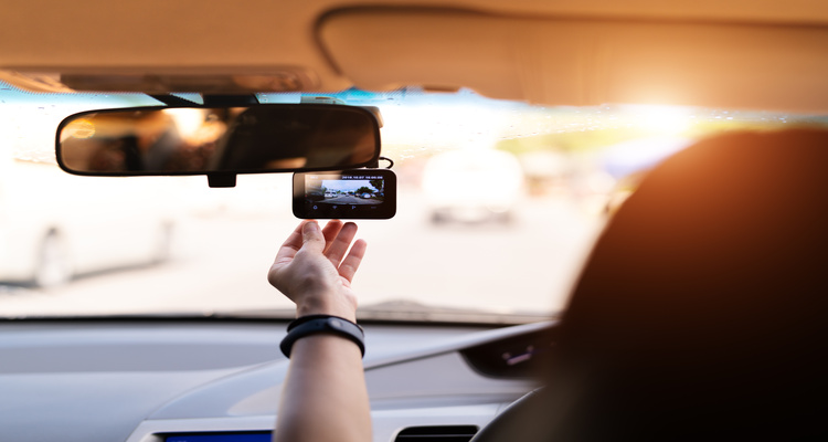 Llevar una cámara en el coche: ¿Es legal?