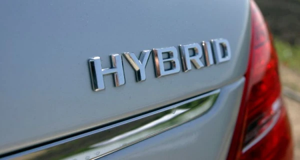 Cómo se recarga un coche híbrido