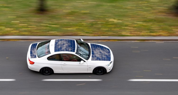 coche con paneles solares