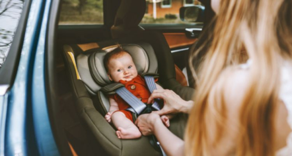 Cómo transportar al recién nacido en coche