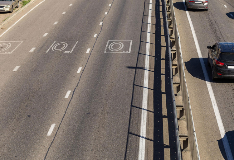 Carretera-con-sistema-foto-rojo