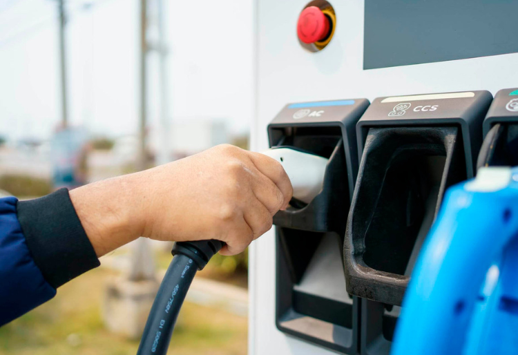 Combustible de una autocaravana: mano repostando gasolina