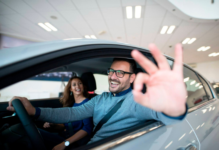 conductor-concesionario-escogiendo-coche-más-fiable-del-mercado