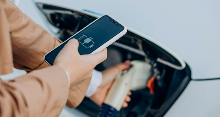 mujer-sosteniendo-cargador-coche-electrico-carga-cerca
