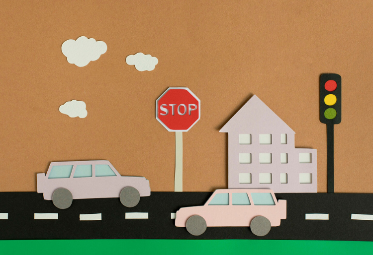 Educación vial - Carglass: dibujo de una carretera con una señal de stop y un semáforo