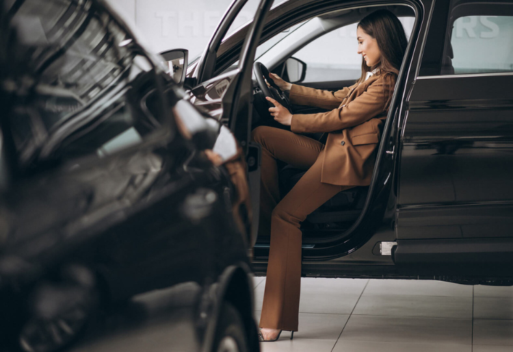 SUV del mercado: mujer sentada en un coche probándolo