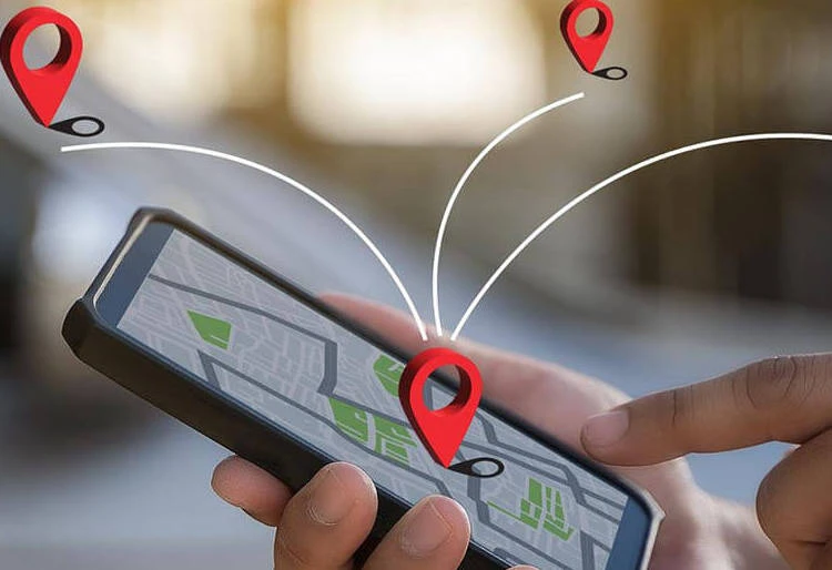 Persona mirando google maps para conducir porque no tiene internet