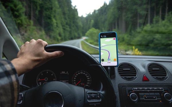 Conductor usando Google Maps para conducir de forma segura