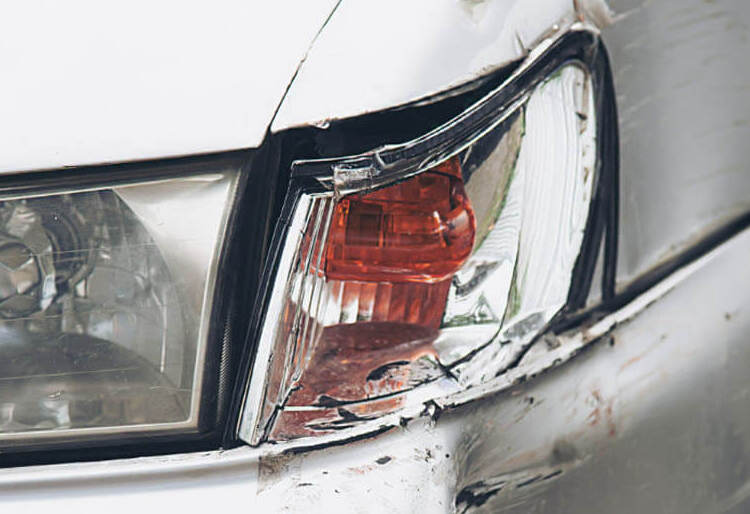 ¿Se puede poner un Plástico en un Faro Roto? Carglass®