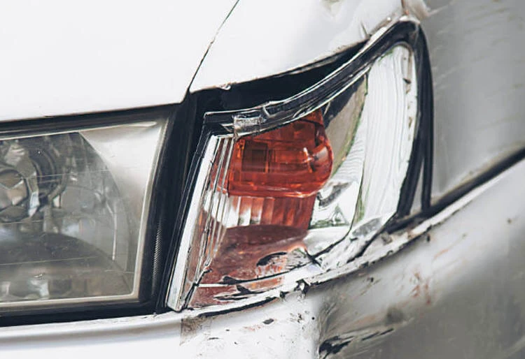 Faro roto - Carglass: faro de un vehiculo roto