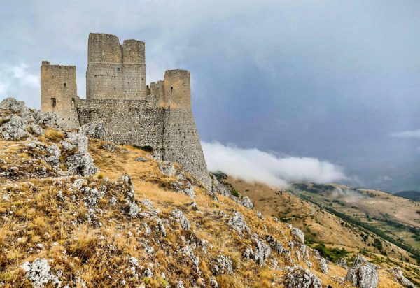 Ruta por las Merindades en coche: pueblo de frias en burgos y su castillo encima de una colina