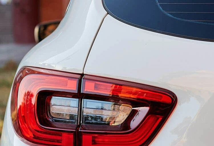 Importancia de la luneta trasera del coche: luna trasera del coche con parabrisas