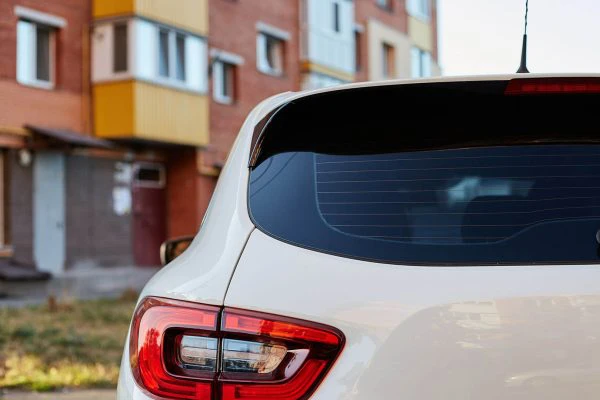  Por qué es importante la luneta trasera del coche: primer plano de una luna trasera de un coche blanco