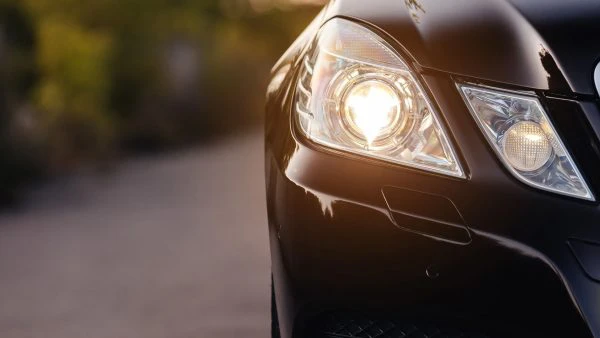 Primer plano de los faros led de un coche 