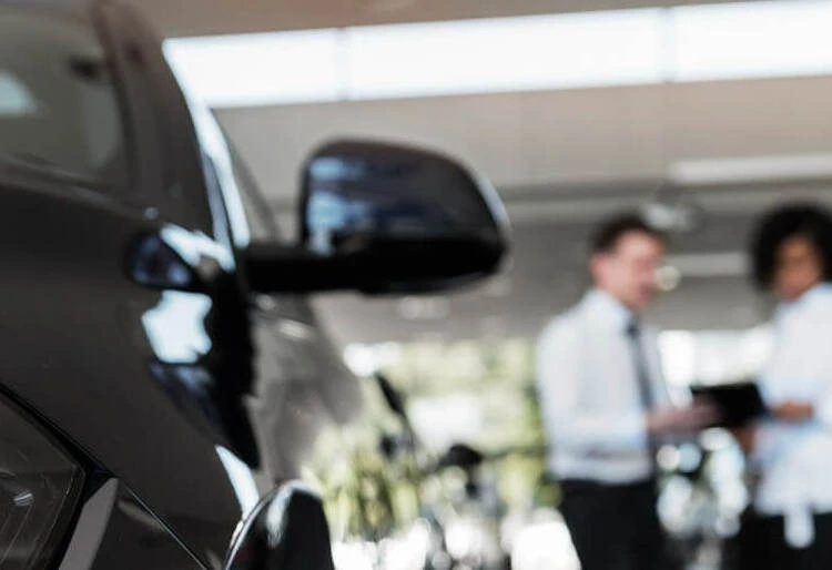 Salón del vehículo de ocasión: coche negro en una feria de Madrid