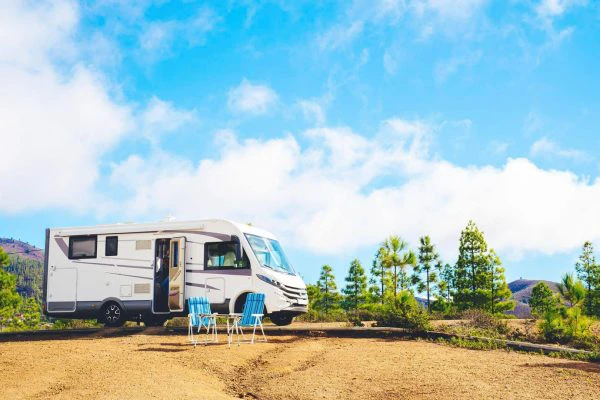 placa solar para camper: camper aparcada en medio de un bosque