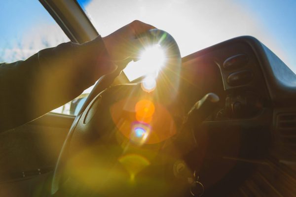 Parasol de coche: espejo delantero con el sol al fondo