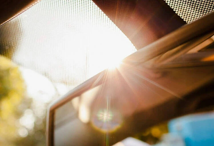 Parasol de coche: luz del sol iluminando un coche