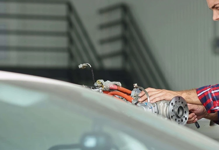 Mecánico revisando un parabrisas.