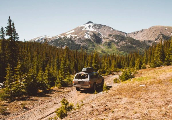 Ruta del cares en coche 4x4: 4x4 en camino con montañas de fondo 