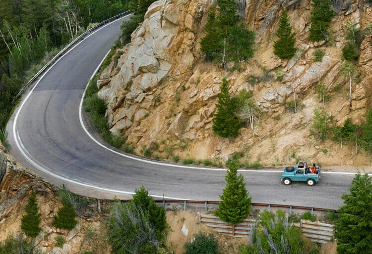 Ruta del Cares en coche - coche por la carretera rodeado de un paisaje con árboles