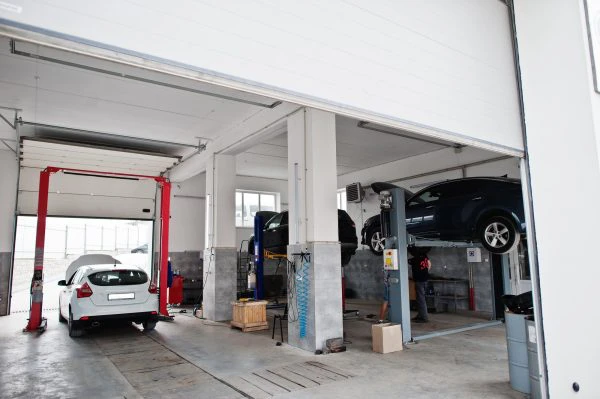 Automóviles en mantenimiento en un alquiler box taller