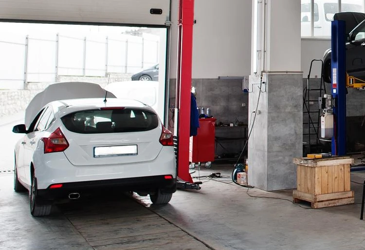 Automóviles en mantenimiento en un alquiler box taller