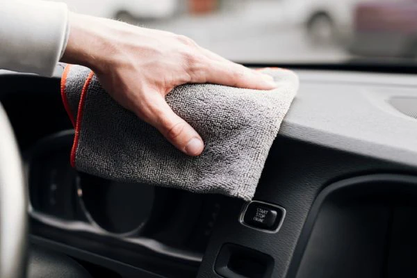 Paño húmedo para evitar el vaho en los cristales del coche. 