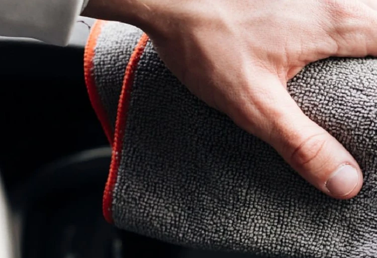 Paño húmedo para evitar el vaho en los cristales del coche.