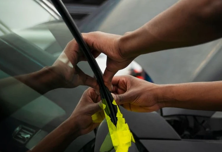 Reciclaje parabrisas - Carglass: manos de un técnico revisando el vehículo