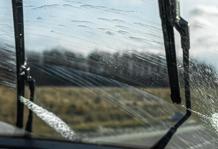 Escobillas del coche - Parabrisas mojado por la lluvia